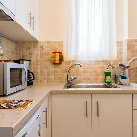 Charmy Petit Flat In Athènes