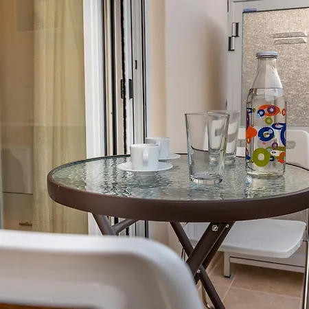 Charmy Petit Flat In Athènes