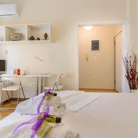 Charmy Petit Flat In * Athènes